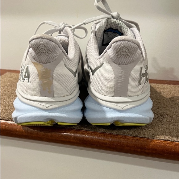 Hoka Clifton 9 light gray and Yellow Running Shoes - Picture 5 of 5